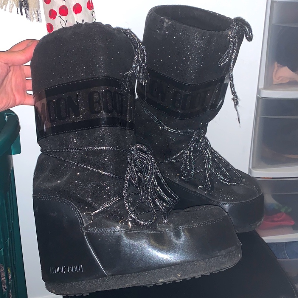 Moon Boots black with sparkle